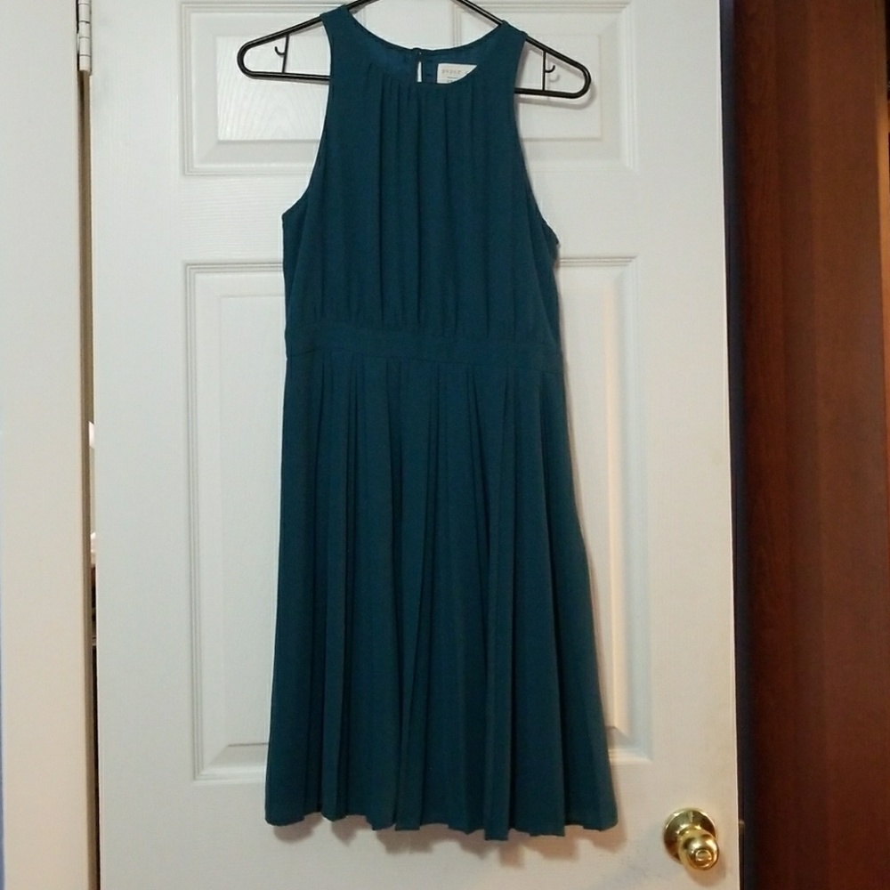 Sleeveless pleated dress